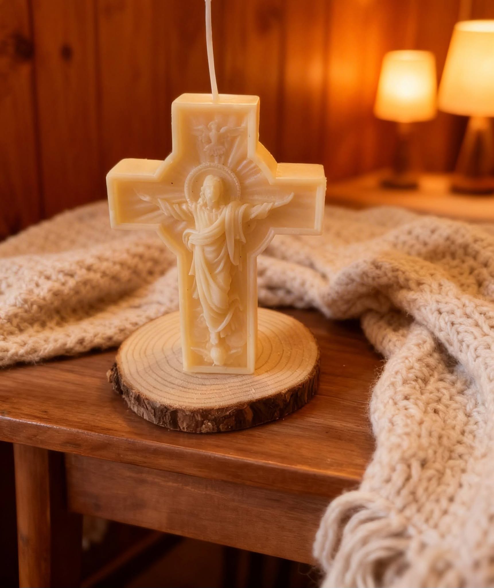 Ručno izrađena religijska svijeća s motivom raspela od sojinog voska Zen svijeće
